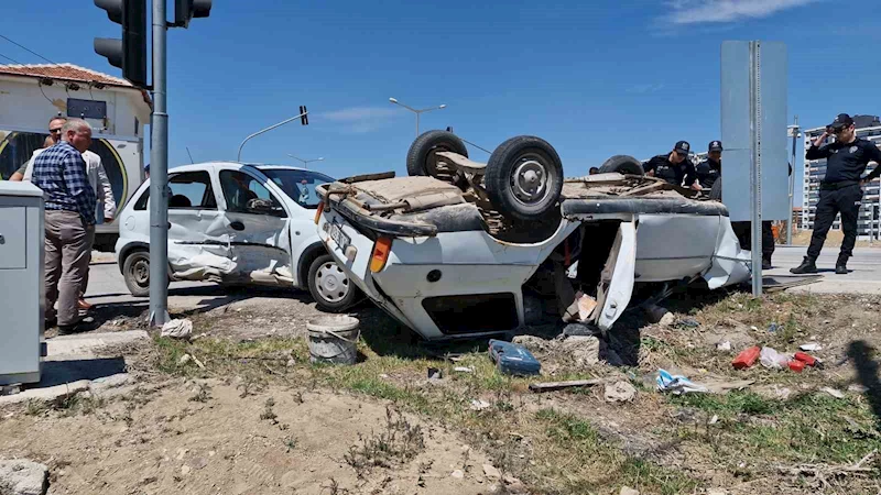 Karaman’da çarpışan otomobillerden birisi ters döndü: 2 yaralı

