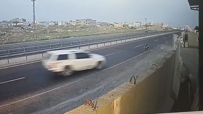 Mardin’de ‘dur’ ihtarına uymayan sürücünün polise çarpıp kaçtığı anlar kamerada
