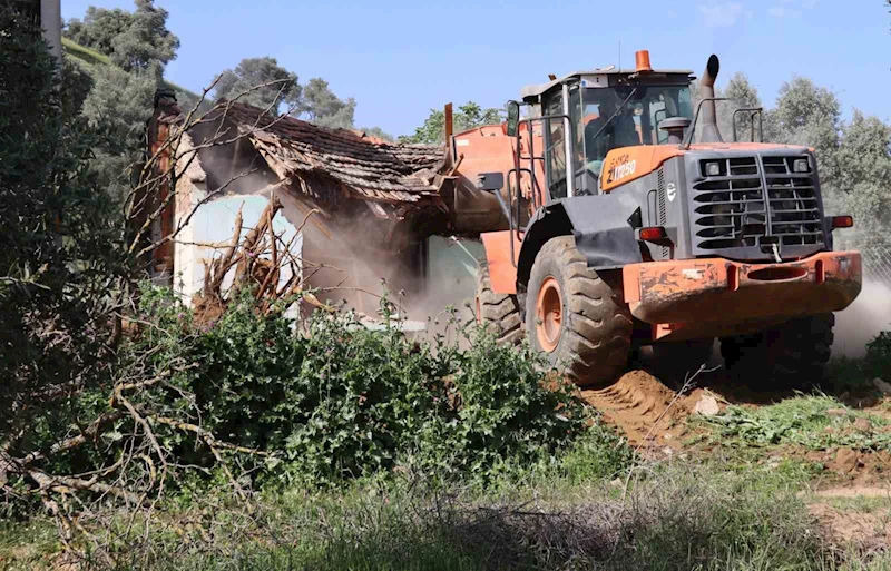 Nazilli’de metruk binaların yıkımı sürüyor
