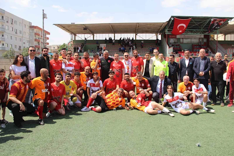 Galatasaray’ın efsaneleri Cizre’de gençlerle dostluk maçı yaptı
