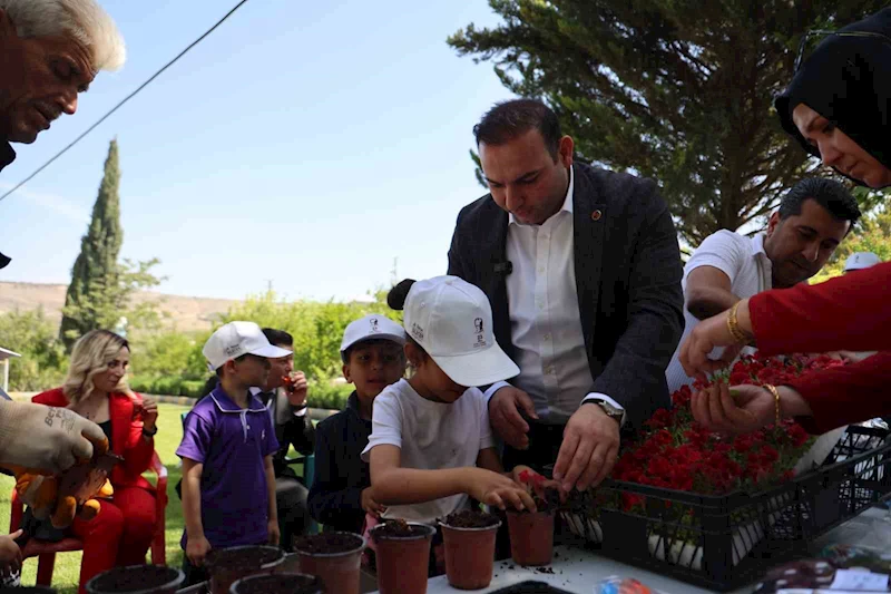 Başkan Bilecen, serada çocukları ağırladı
