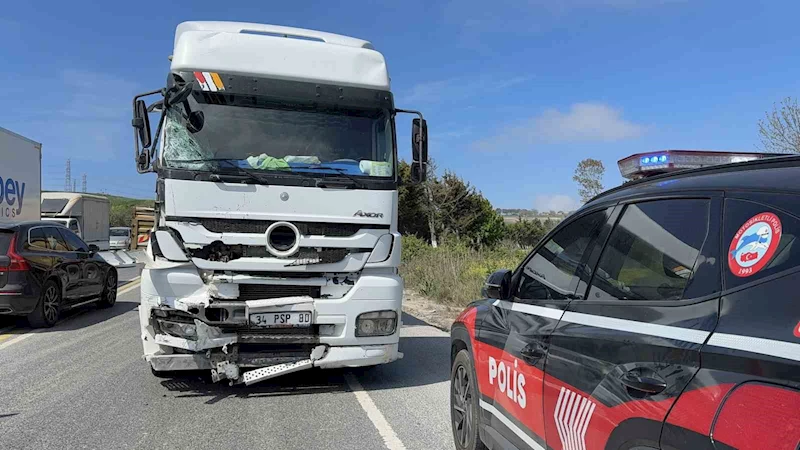 Dönüş yapmaya çalışan ticari araca hafriyat kamyonu çarptı: 1 yaralı
