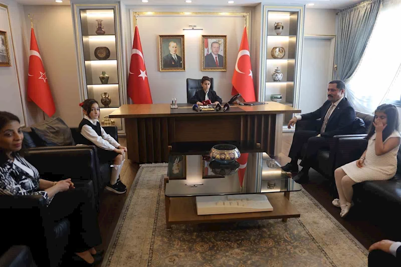 Vali makamını devralan 9 yaşındaki Ali Kemal koltuğun hakkını verdi
