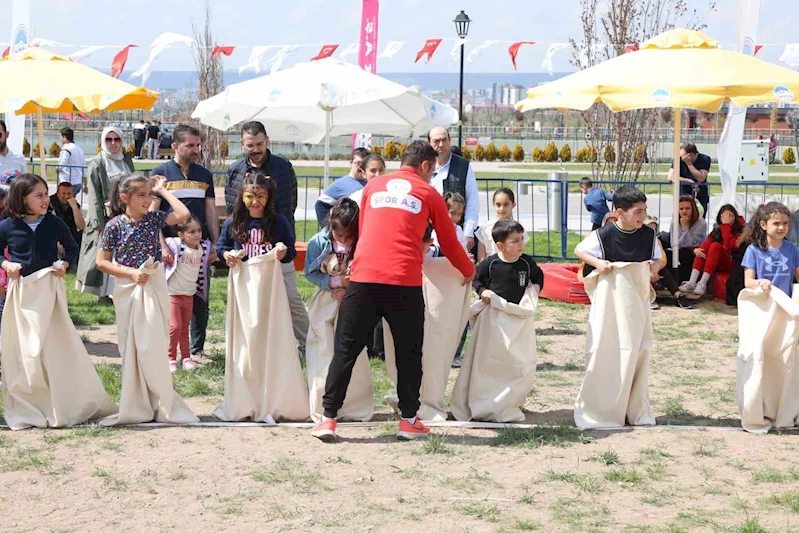 Minikler, 2’inci Çocuk Kitap Fuarı ve Şenliği’nde Spor AŞ ve KAYMEK ile çoşuyor
