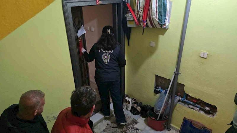 Tahliye kararına direnen kadın ekipler tarafından evden çıkartıldı
