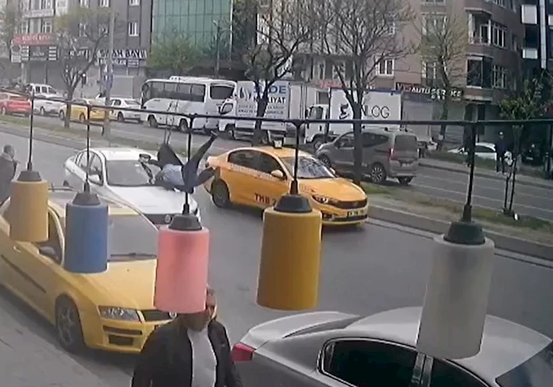Avcılar’da yolun karşısına geçmeye çalışan yayaya otomobil böyle çarptı

