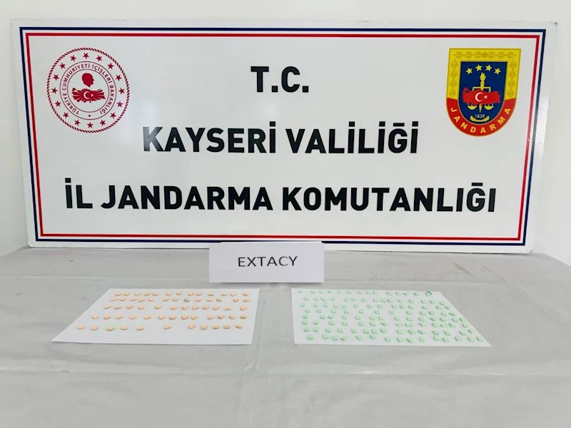 Zehir tacirleri jandarmadan kaçamadı
