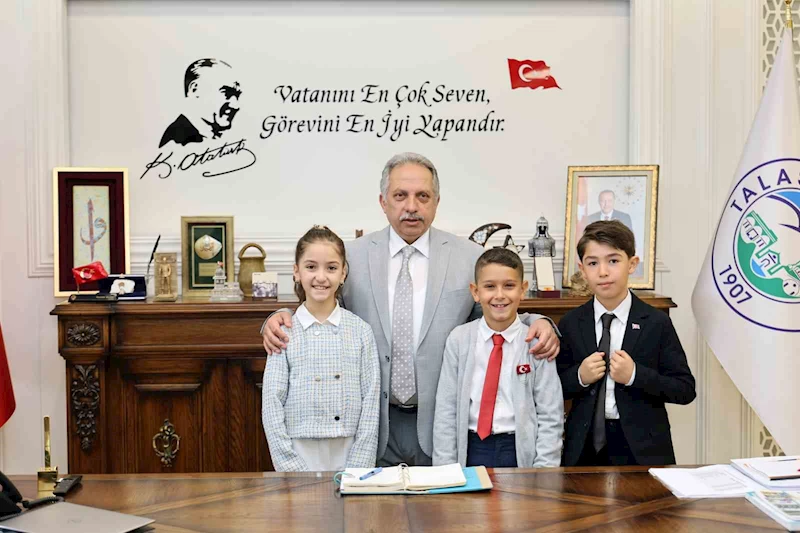 Talas’ta başkanlık koltuğuna çocuklar oturdu
