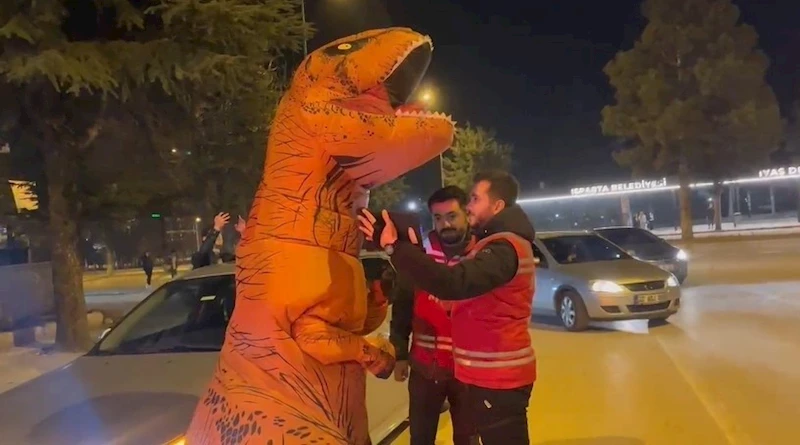 Dinozor kostümüyle Isparta’nın kalbini fetheden genç trafik kazasında ağır yaralandı
