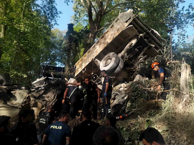 Freni patlayan hafriyat kamyonu dehşet saçtı: 1 ölü, 1 yaralı
