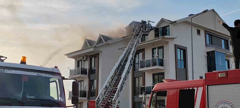 Çatı alev alev yandı, bina sakinleri gözyaşları içinde izledi
