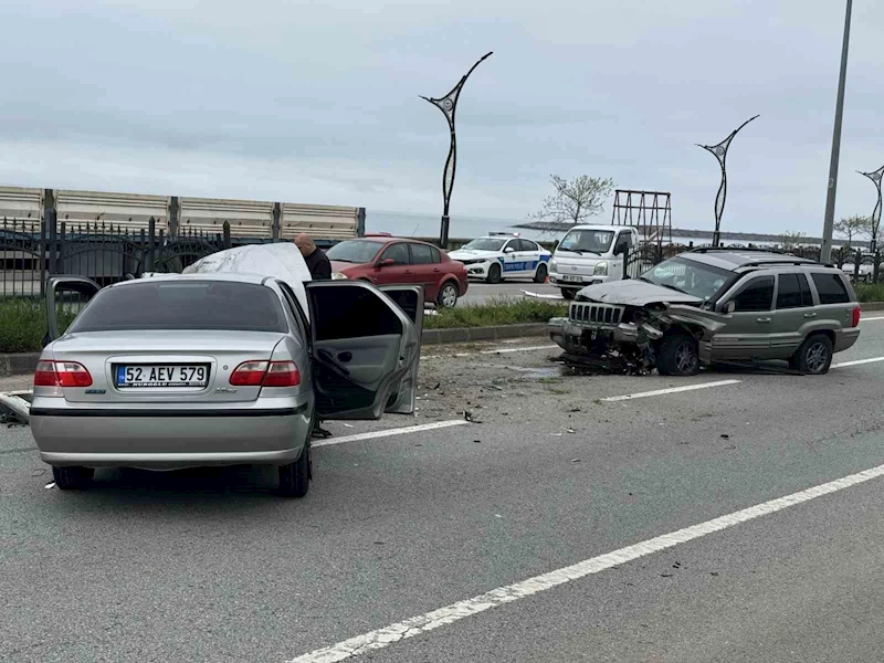 Bariyerleri aşan araç karşı şeride geçti: 2 yaralı

