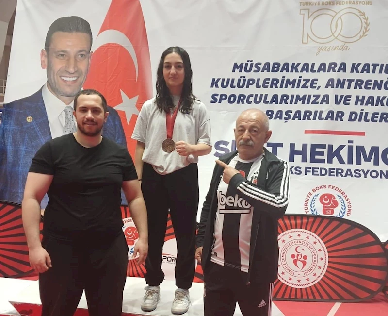 Erzincanlı sporcu boksta Türkiye üçüncüsü oldu

