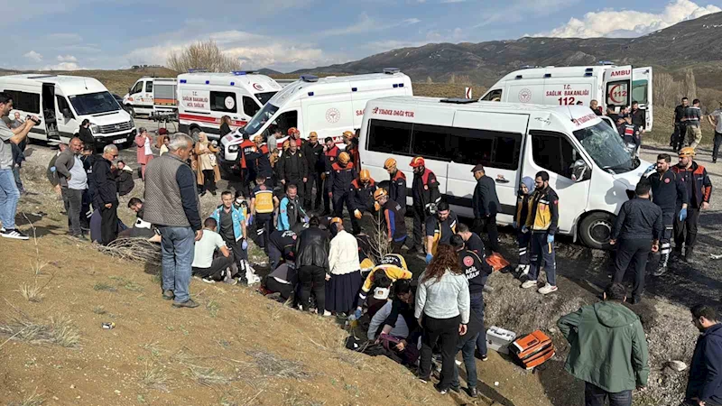 Öğretmenleri taşıyan minibüs kazaya karıştı: 3’ü ağır 15 yaralı
