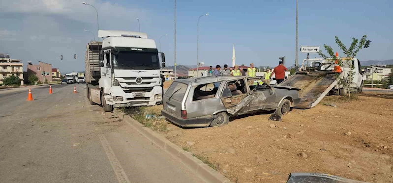 Tır ile çarpışan Tofaş hurdaya döndü: 4 yaralı
