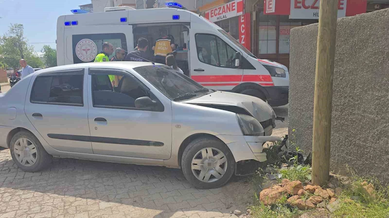Gaziantep’te virajı alamayan otomobil duvara çarptı: 5 yaralı
