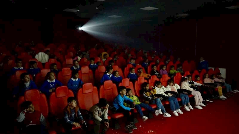 Öğretmenin hayali gerçek oldu, öğrenciler ilk kez sinemayla tanıştı
