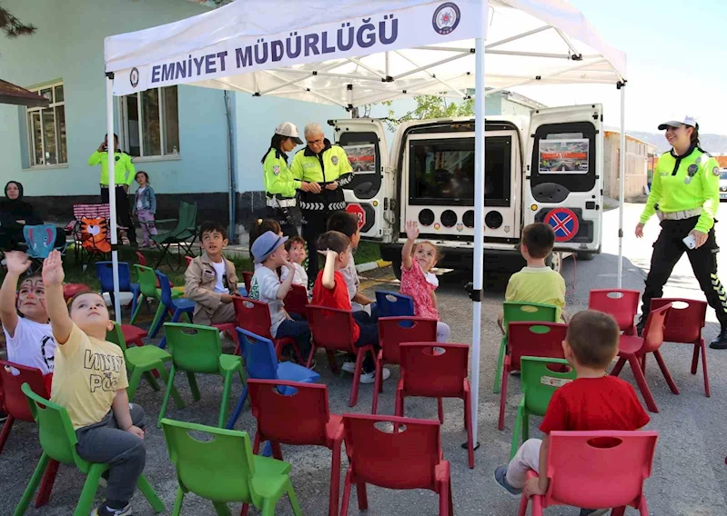 Polislerden çocuklara erken 23 Nisan kutlaması
