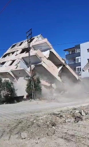 4 katlı bina iş makinesinin darbesiyle yerle bir oldu
