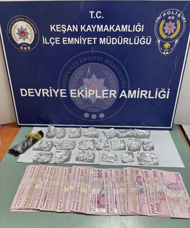 Çikolata paketine sakladığı uyuşturucu ile yakalandı
