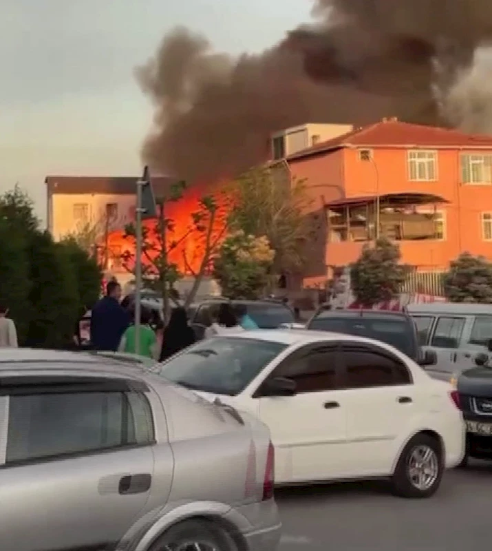 Pendik’te fabrika yangını: Ekiplerin müdahalesi sürdüyor

