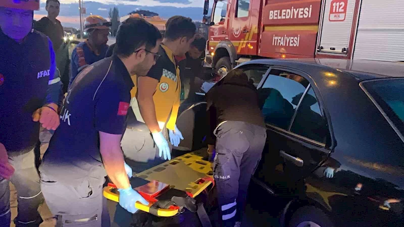 Kazada yaralanan baba, ağlayan oğlunun elini tutarak sakinleştirdi
