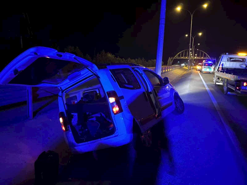 Refüje giren hafif ticari araçta 2 kişi yaralandı
