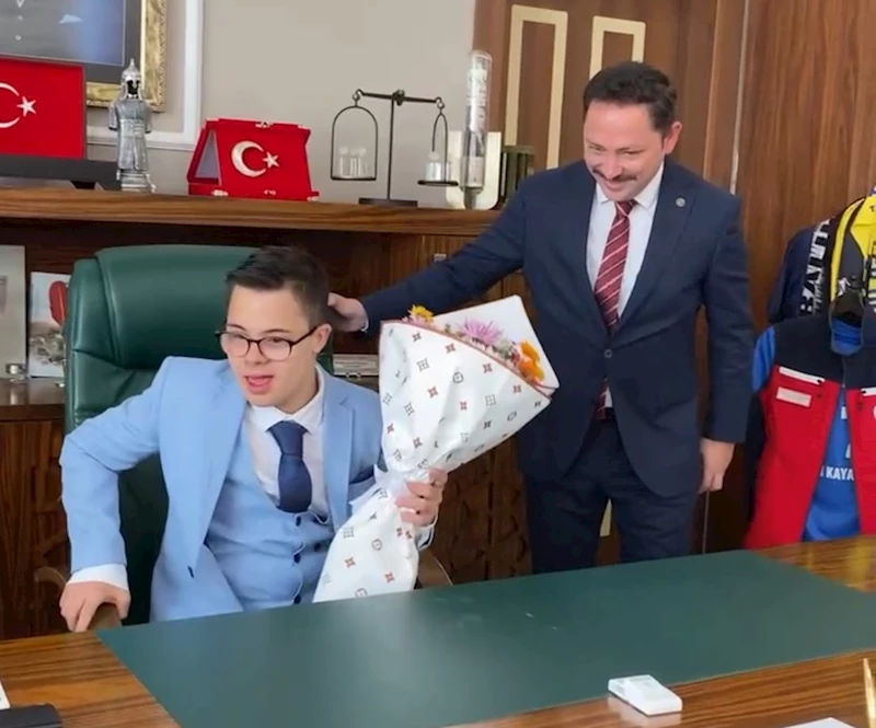 Biga Kaymakamı Kayabaşı, koltuğunu Down sendromlu Muharrem’e bıraktı
