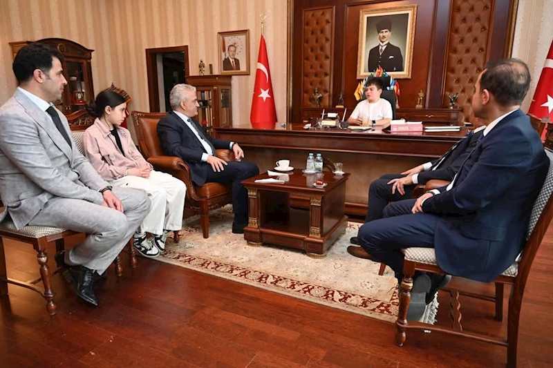 Vali Makas, makamını öğrencilere devretti
