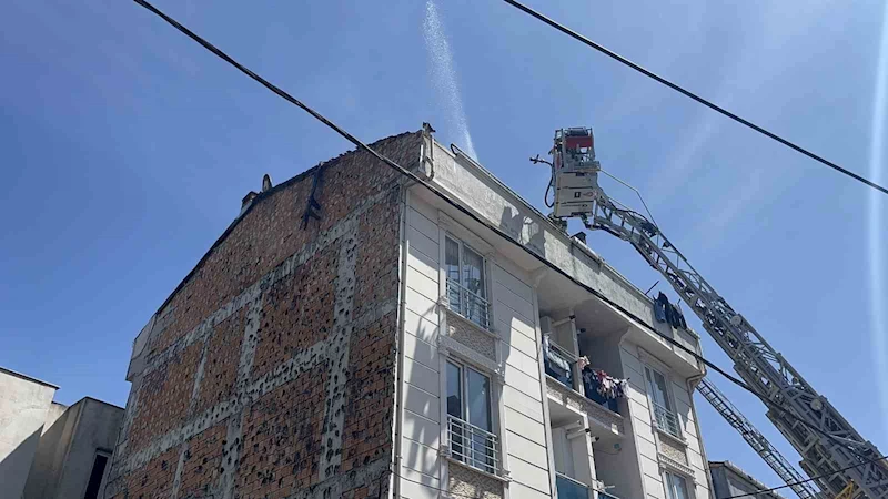 Esenyurt’ta 4 katlı binanın çatısı alev alev yandı
