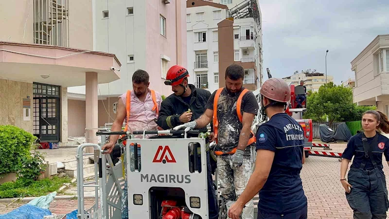 12. katta can pazarı: 2 işçi iskelede mahsur kaldı
