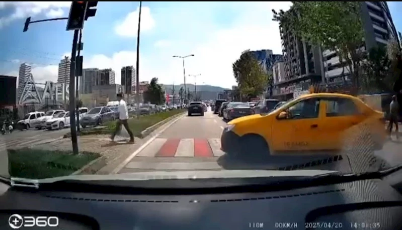 Yolu uzatmak istemeyen taksi, yaya geçidini kullandı

