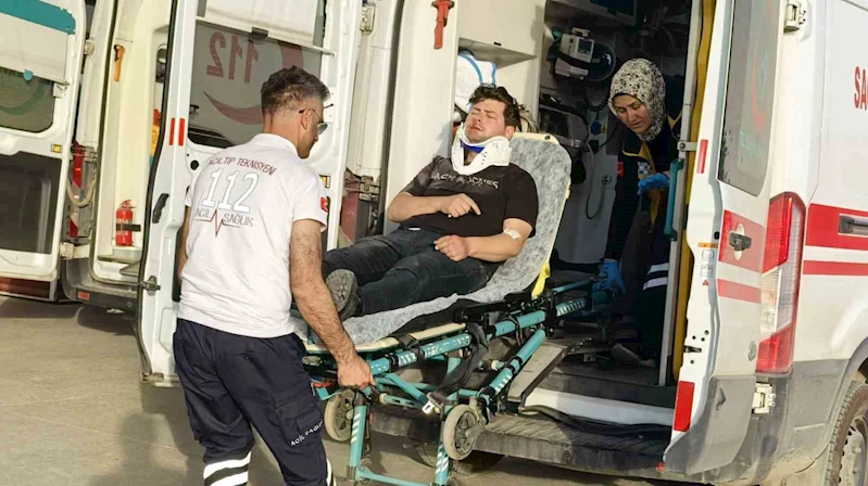 Kontrolden çıkan motosiklet önündeki otomobile çarptı

