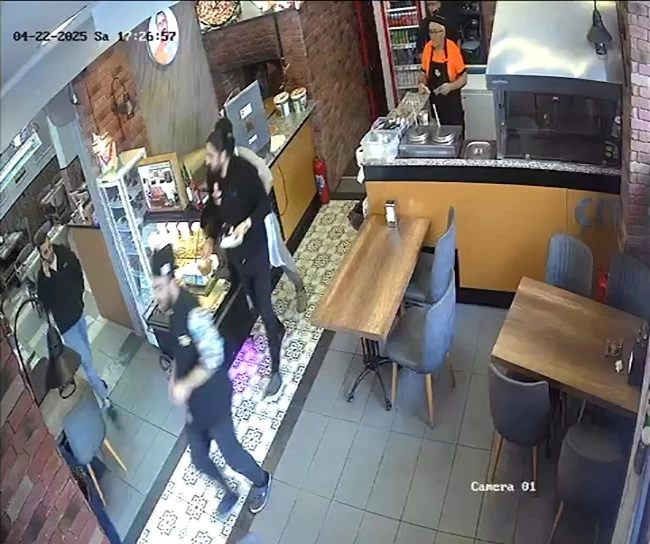 Arnavutköy’de depreme restoranda yakalananlar panikle dışarı çıktı: O anlar kamerada
