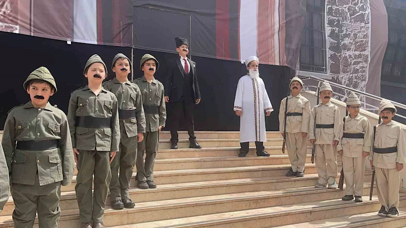 Öğrenciler Türkiye Büyük Millet Meclisinin açılışını canlandırdı
