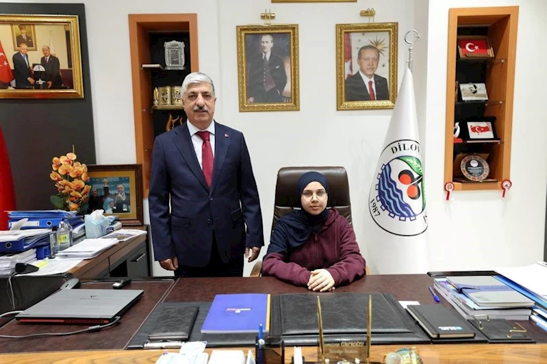 Başkan Ömeroğlu koltuğunu Rubeyda’ya emanet etti

