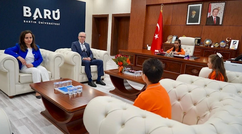 Rektör Uzun, koltuğunu çocuklara devretti
