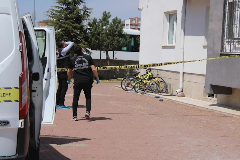 Cam silerken 4’üncü kattan düşerek ağır yaralanan kadın hayatını kaybetti
