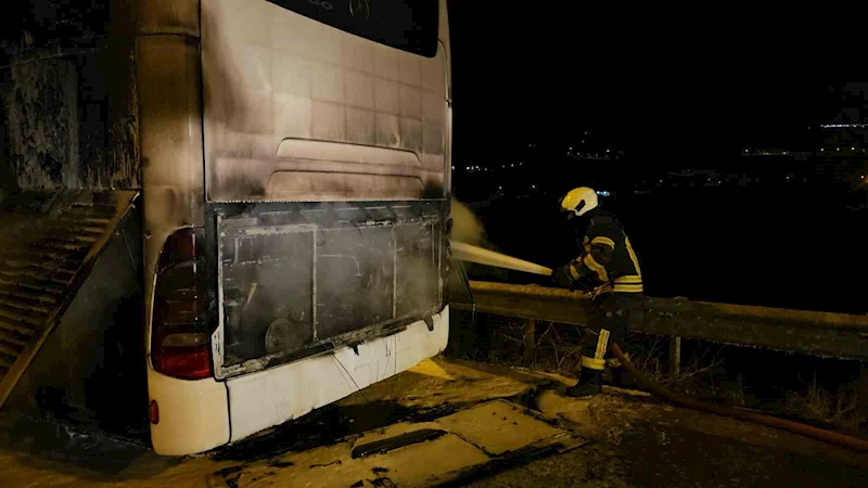 Turistleri taşıyan otobüs yandı, faciadan dönüldü

