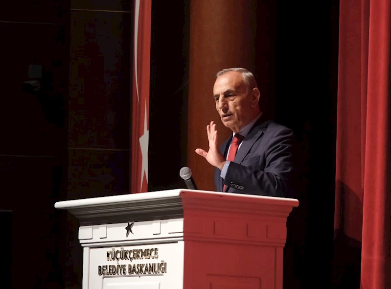 Küçükçekmece Belediye Başkanı program sırasında depreme yakalandı
