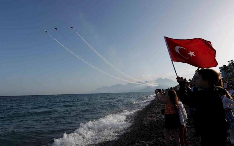 Antalya’da Türk Yıldızları’ndan nefes kesen 23 Nisan gösterisi
