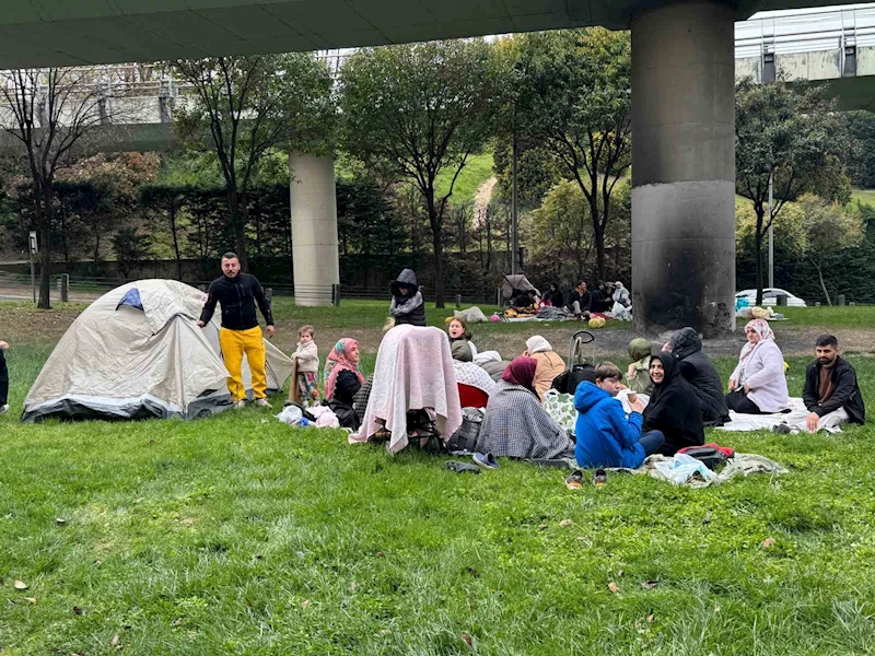 Depremin ardından vatandaşlar park ve bahçeleri doldurdu
