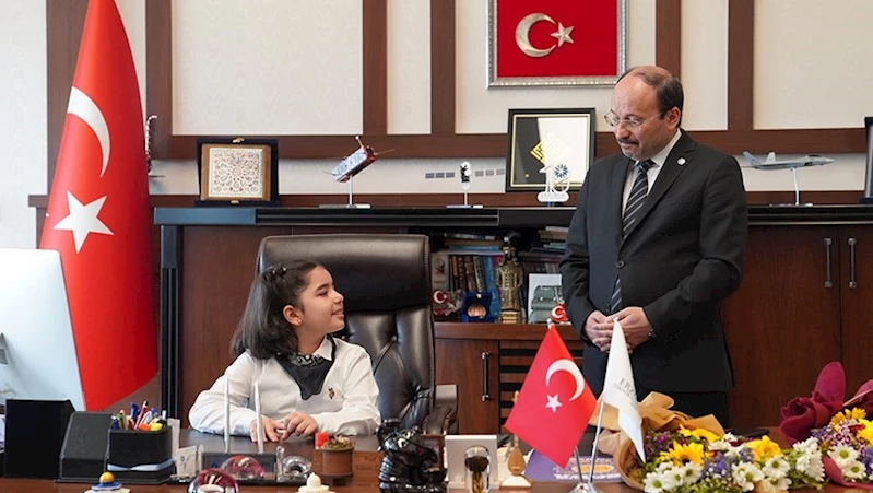 Rektör Çakmak, 23 Nisan’da makamını çocuklara devretti
