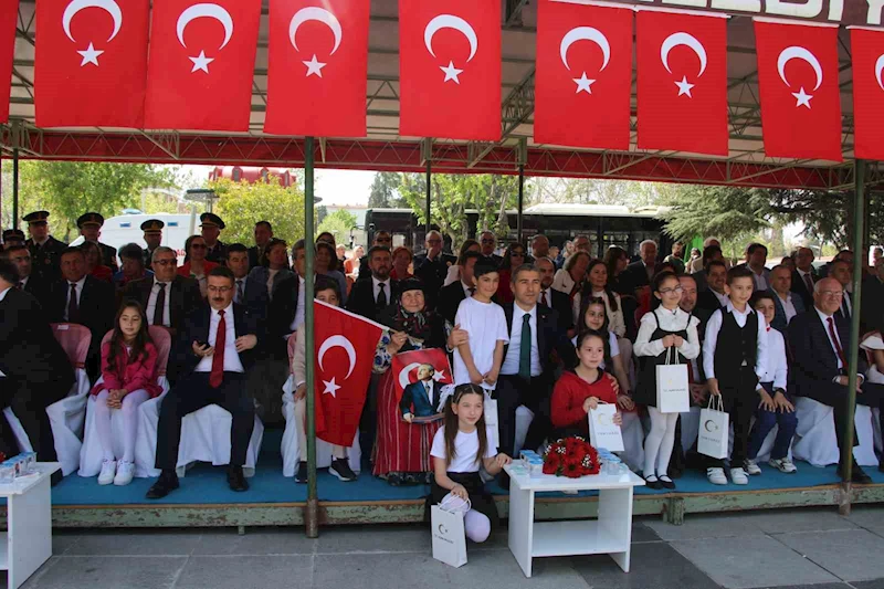 23 Nisan Ulusal Egemenlik ve Çocuk Bayramı Uşak’ta coşku ile kutlandı
