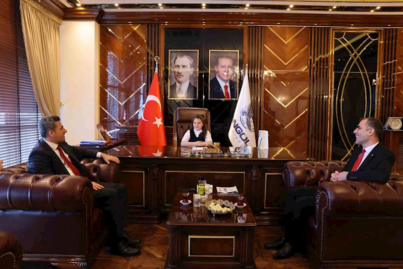 Başkan Arıkan koltuğunu minik Hacer’e devretti
