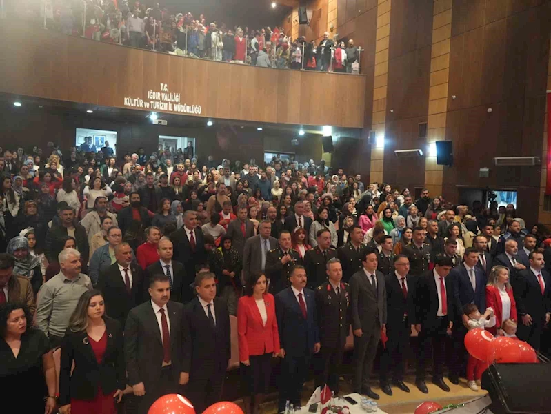 Iğdır’da yağışa rağmen aileler çocukları ile 23 Nisan kutlama programına akın etti
