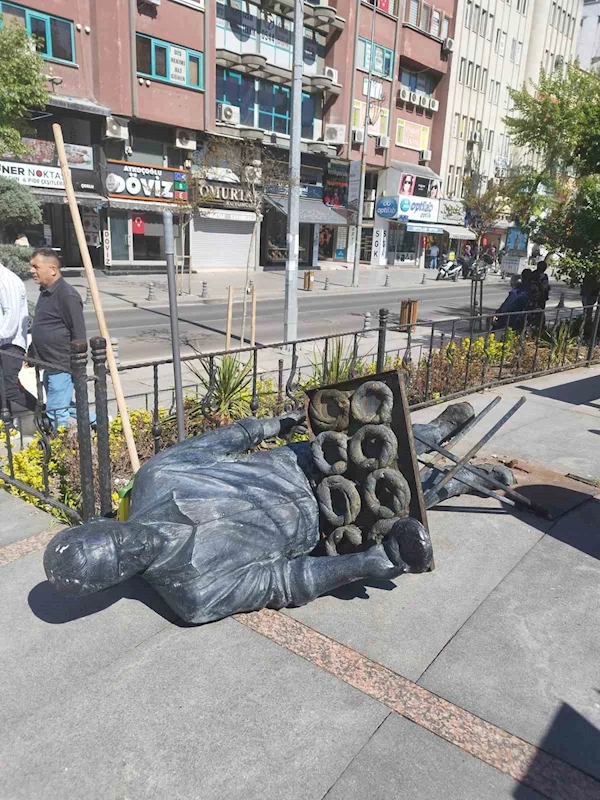 Çorlu Belediyesi tarafından yapılan simitçi heykeli, depreme dayanamayıp yıkıldı

