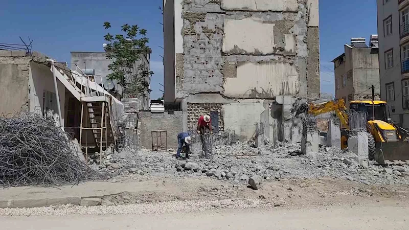 Çevre, Şehircilik ve İklim Değişikliği ekipleri projeye uygun olmayan yapıları yıkıyor

