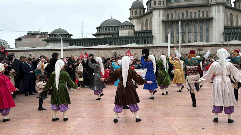 Taksim’de 23 Nisan coşkuyla kutlandı

