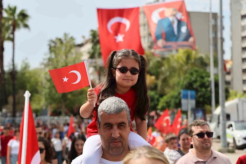 Babalarının omuzlarında bayramı kutladılar
